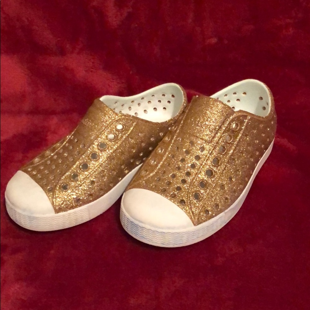 Sz 8C girls Native slip on shoes. Gold Glitter